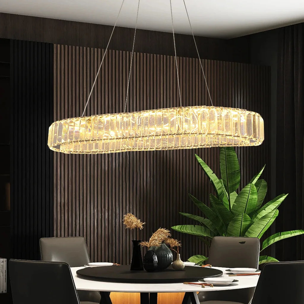 Lustre ovale doré au-dessus d’une table ronde