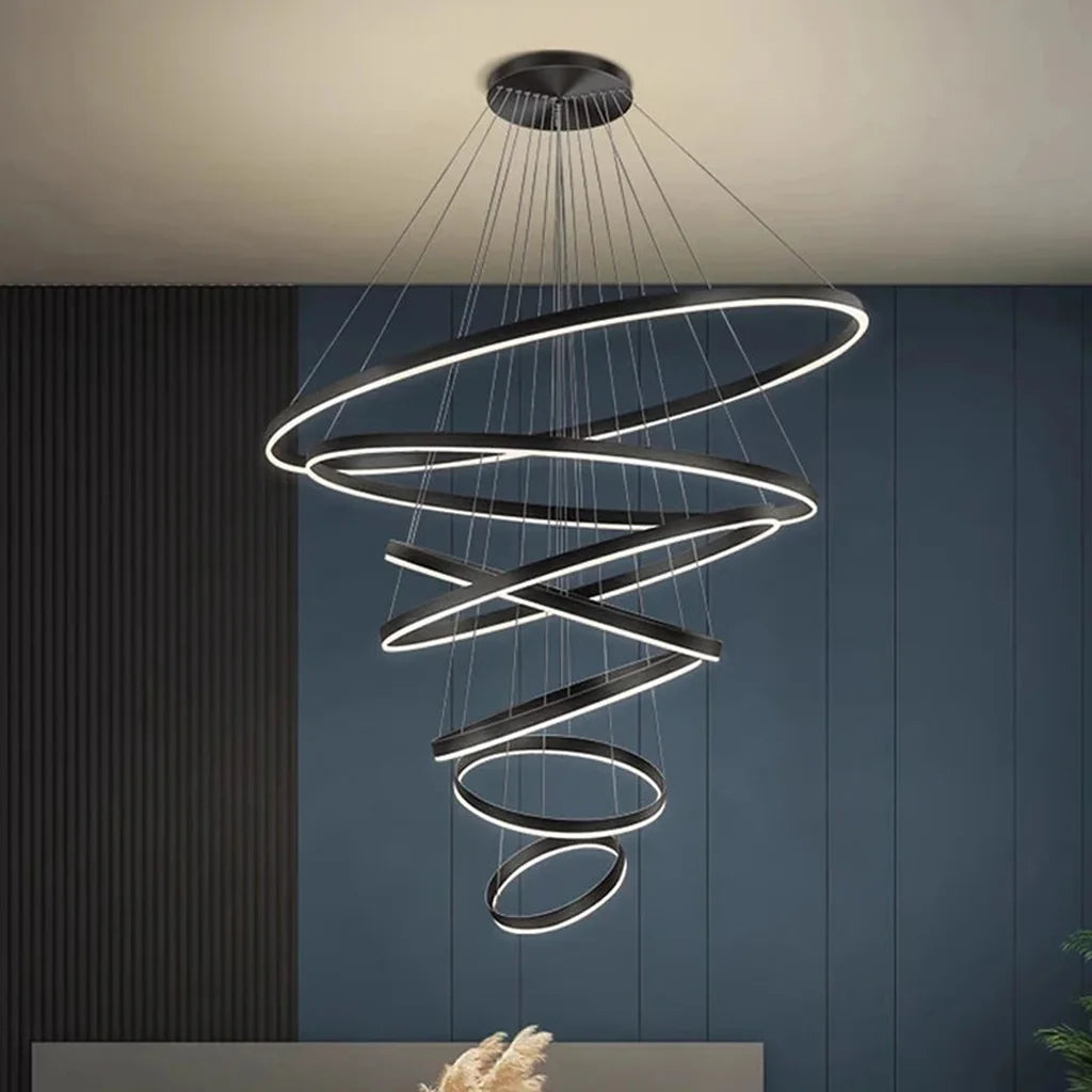 Long lustre à anneaux LED dans un volume avec mezzanine