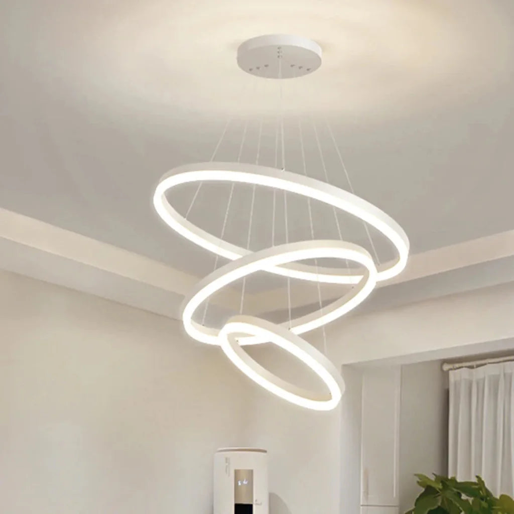 Lustre à trois anneaux LED blanc dans une pièce claire