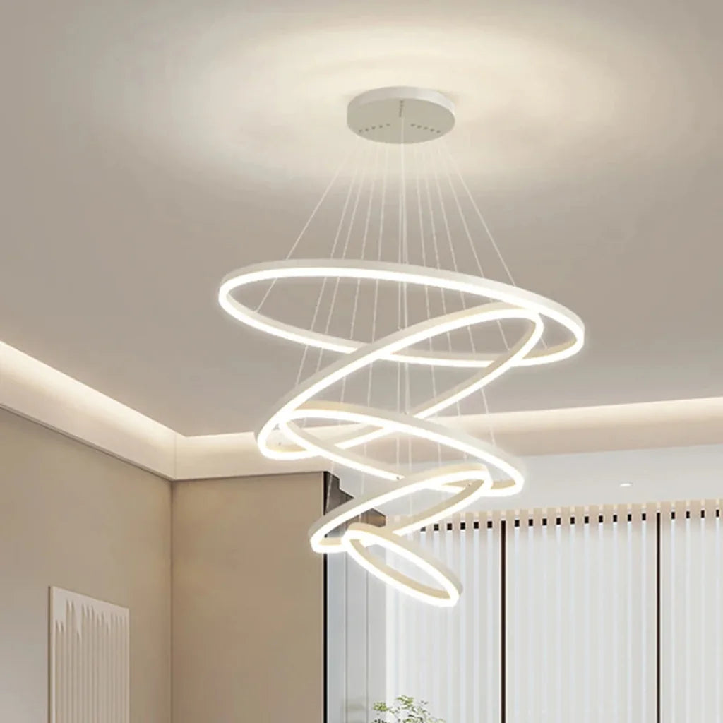 Lustre à anneaux LED blanc dans un salon sous haut plafond