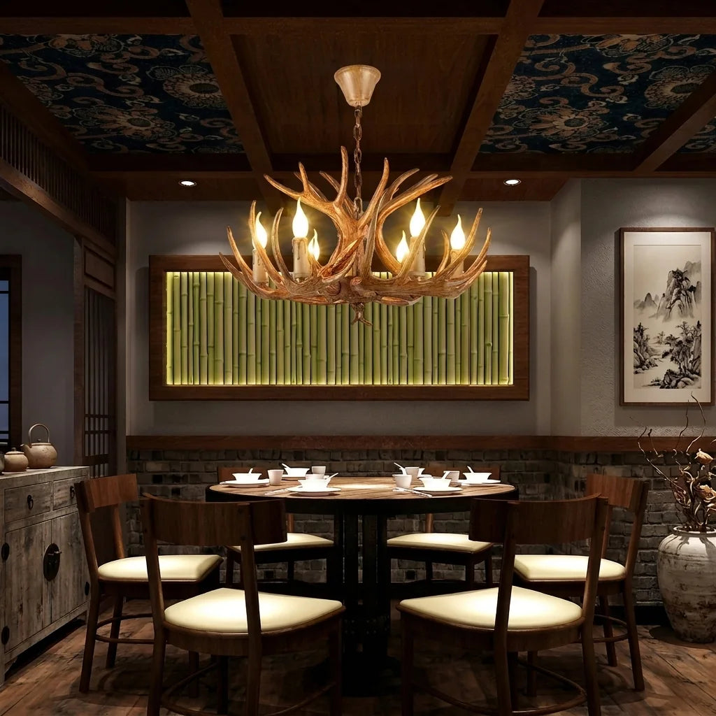 Lustre bois de cerf au-dessus d’une table ronde de restaurant