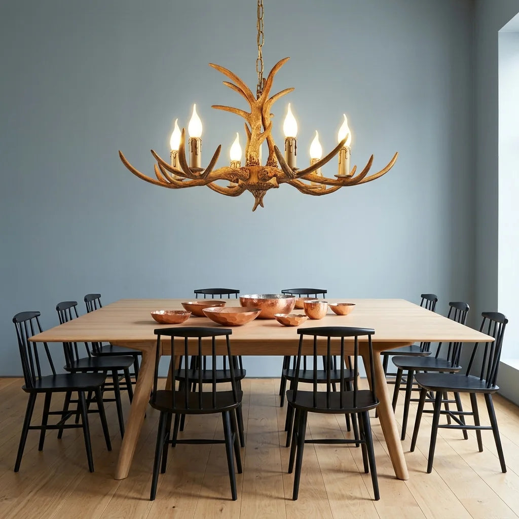 Lustre bois de cerf au-dessus d’une longue table en bois
