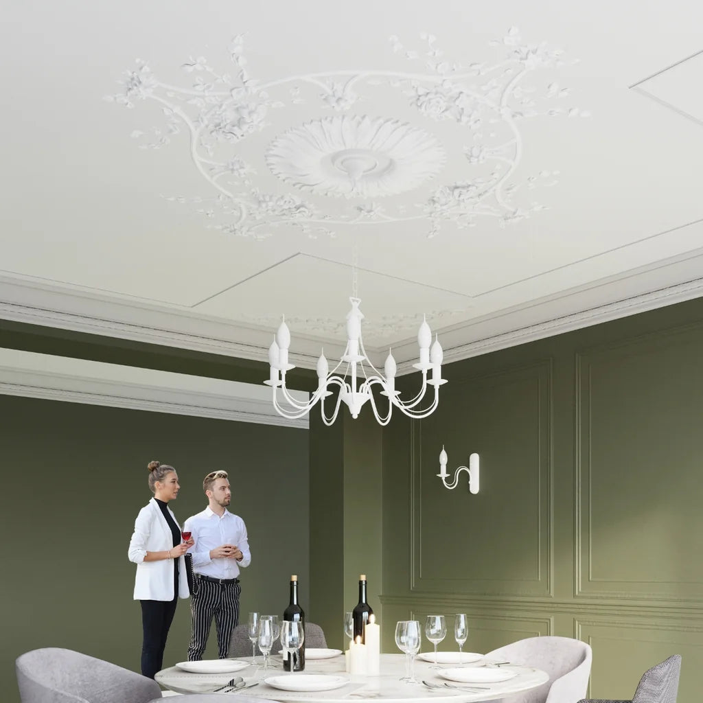 Lustre bougies classique en métal dans une salle à manger