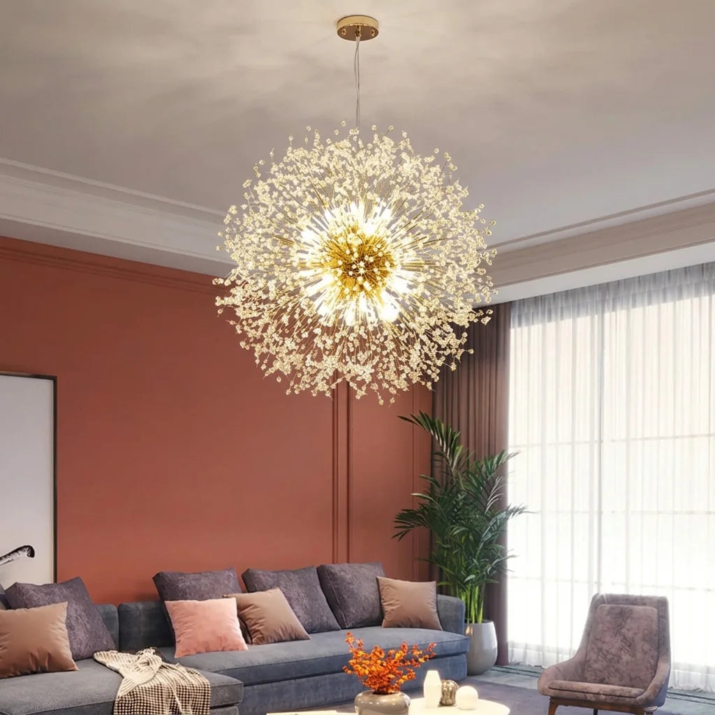 Lustre boule pissenlit doré dans un salon aux murs terracotta
