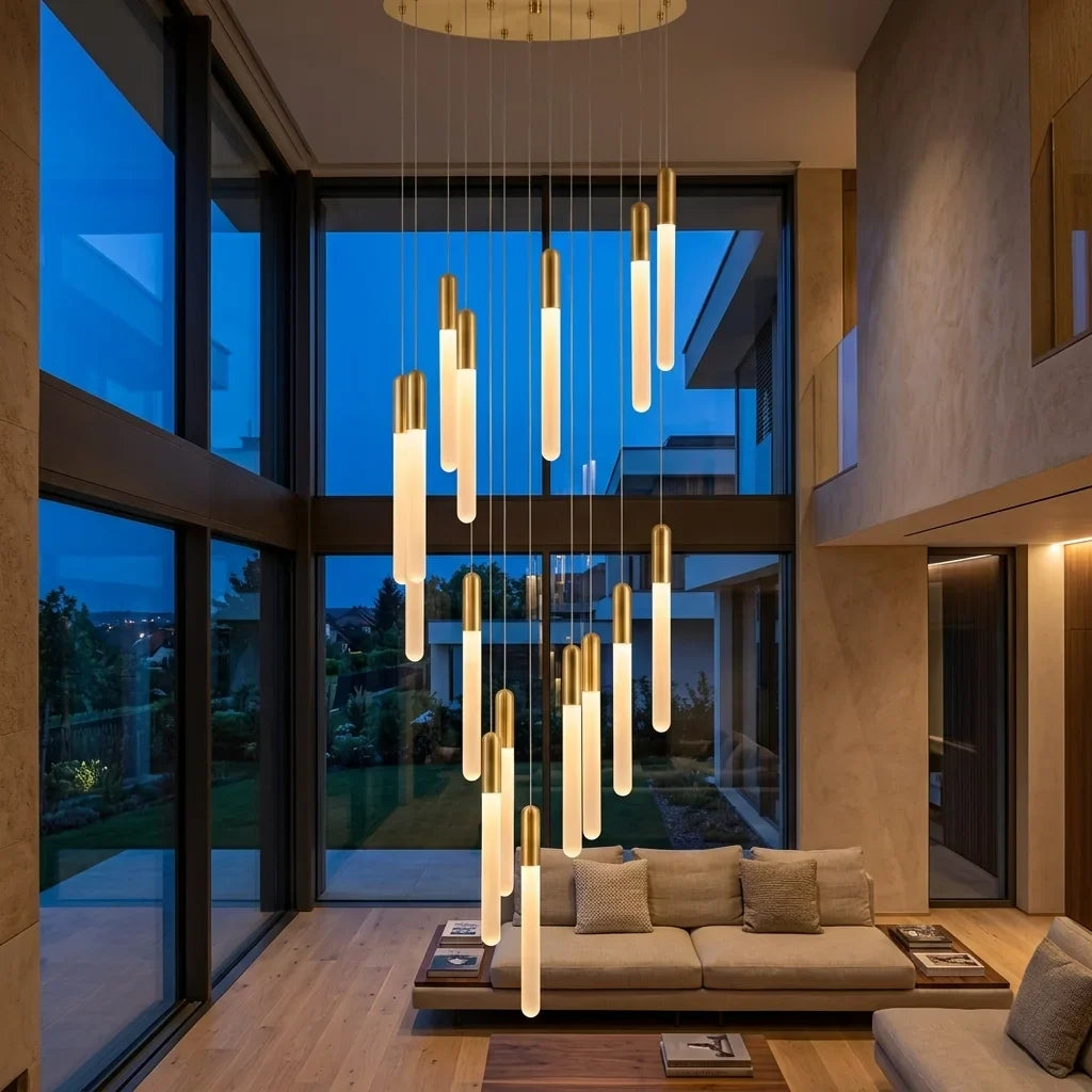 Lustre cascade LED dans le séjour double hauteur d’une villa, le soir
