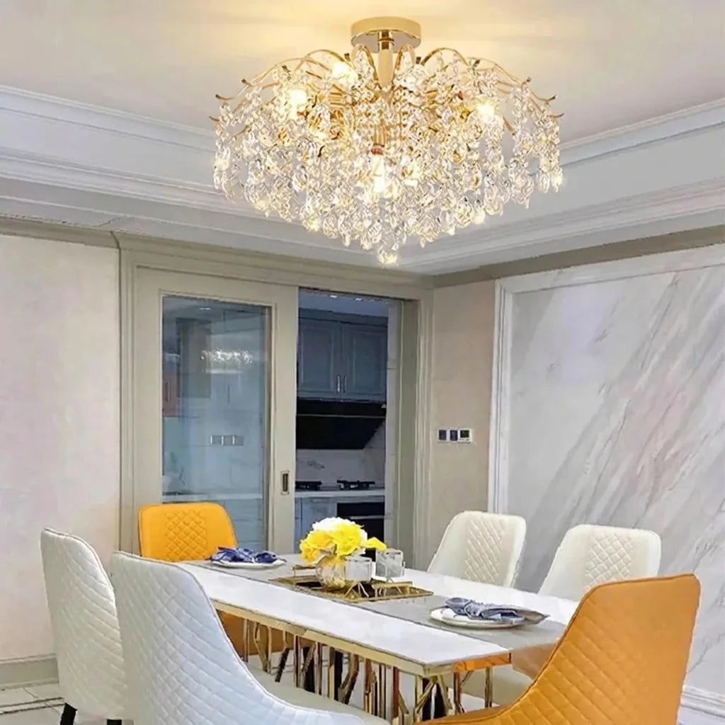 Lustre en cristal au-dessus d’une élégante table à manger