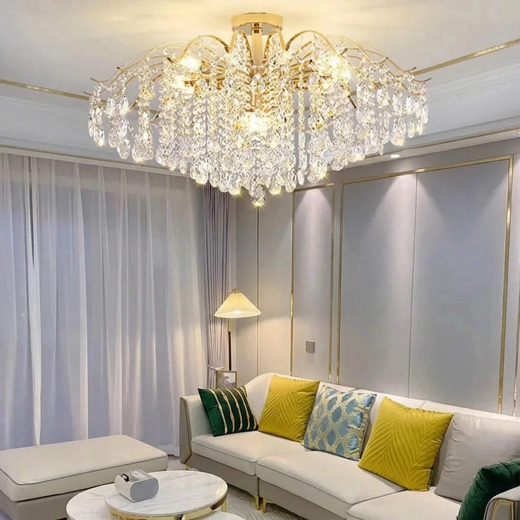 Lustre cristal doré dans un salon lumineux