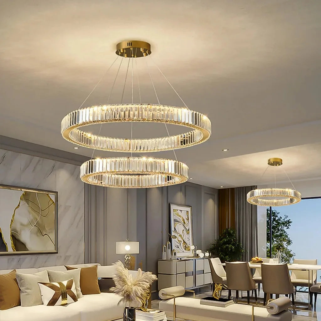 Lustre double anneau de cristal au-dessus d’un salon et d’une salle à manger