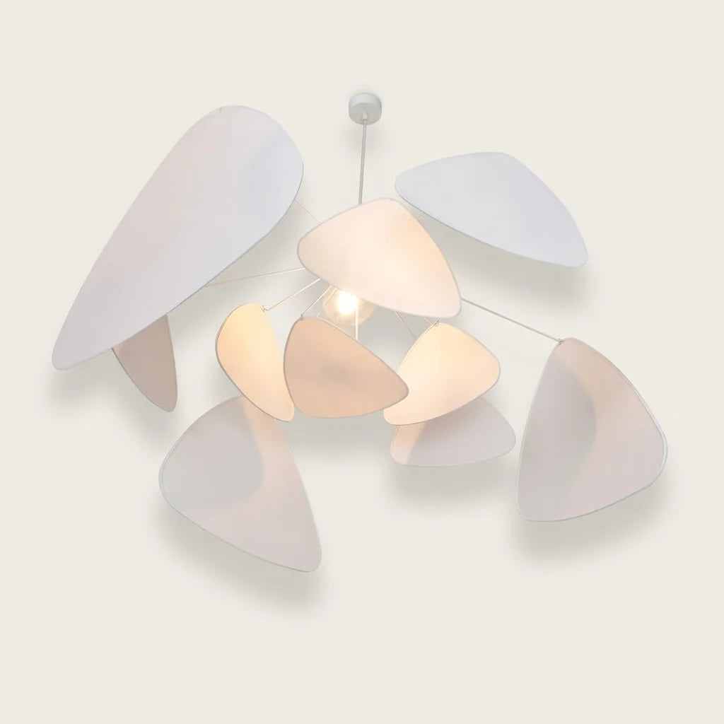 Lustre en feuilles de tissu blanc tendues, allumé