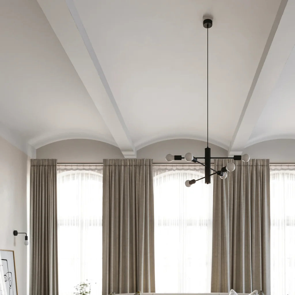 Lustre industriel noir à ampoules apparentes dans un salon