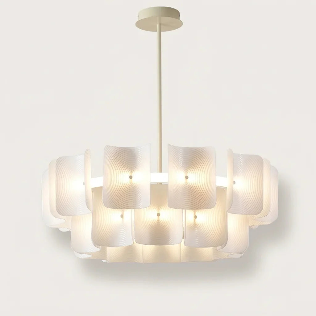 Lustre rond à lamelles acryliques blanches ondulées, allumé