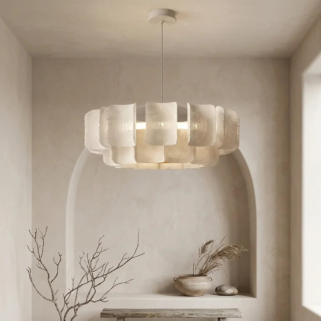 Lustre à lamelles acryliques dans un intérieur beige wabi-sabi