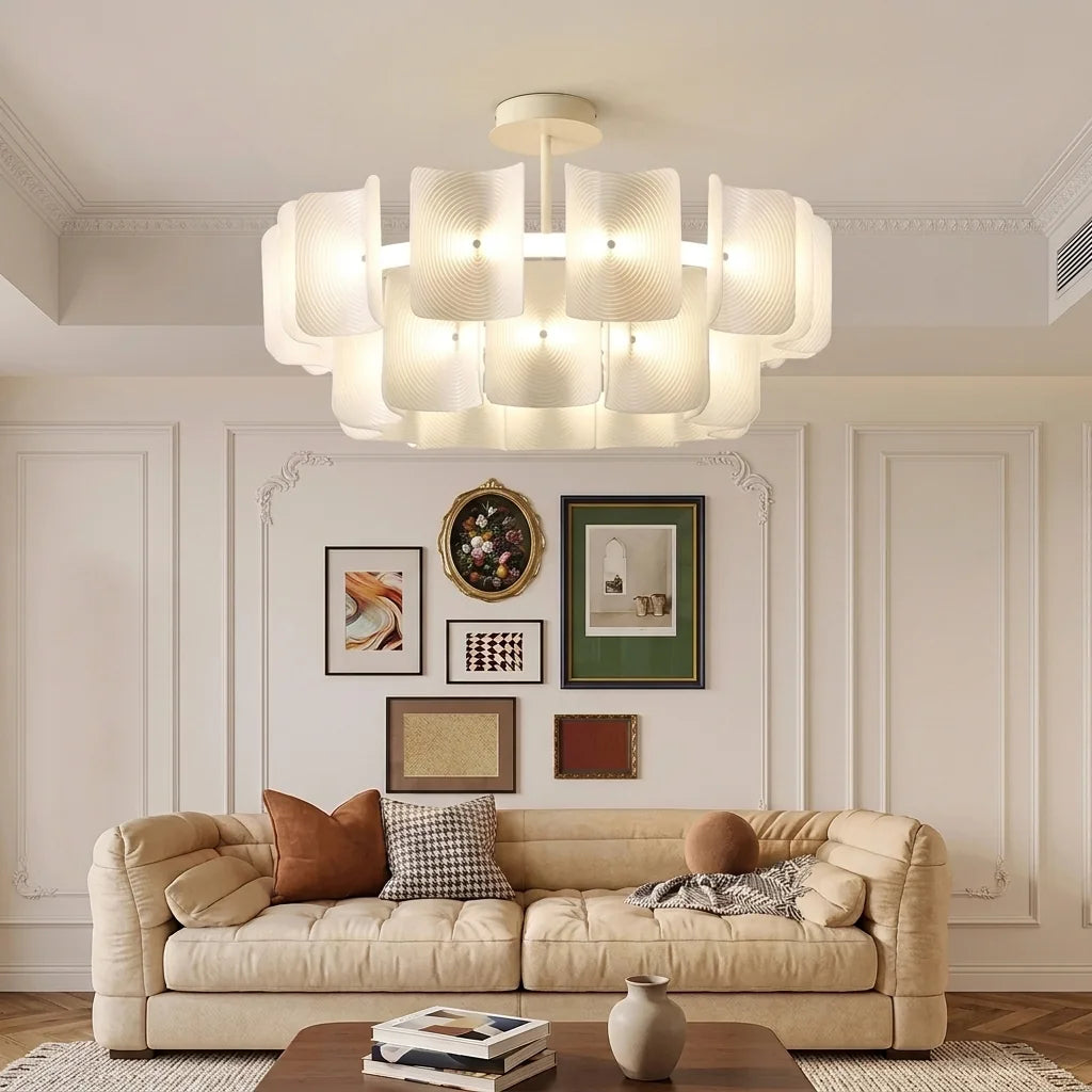 Lustre à lamelles acryliques dans un salon classique à moulures
