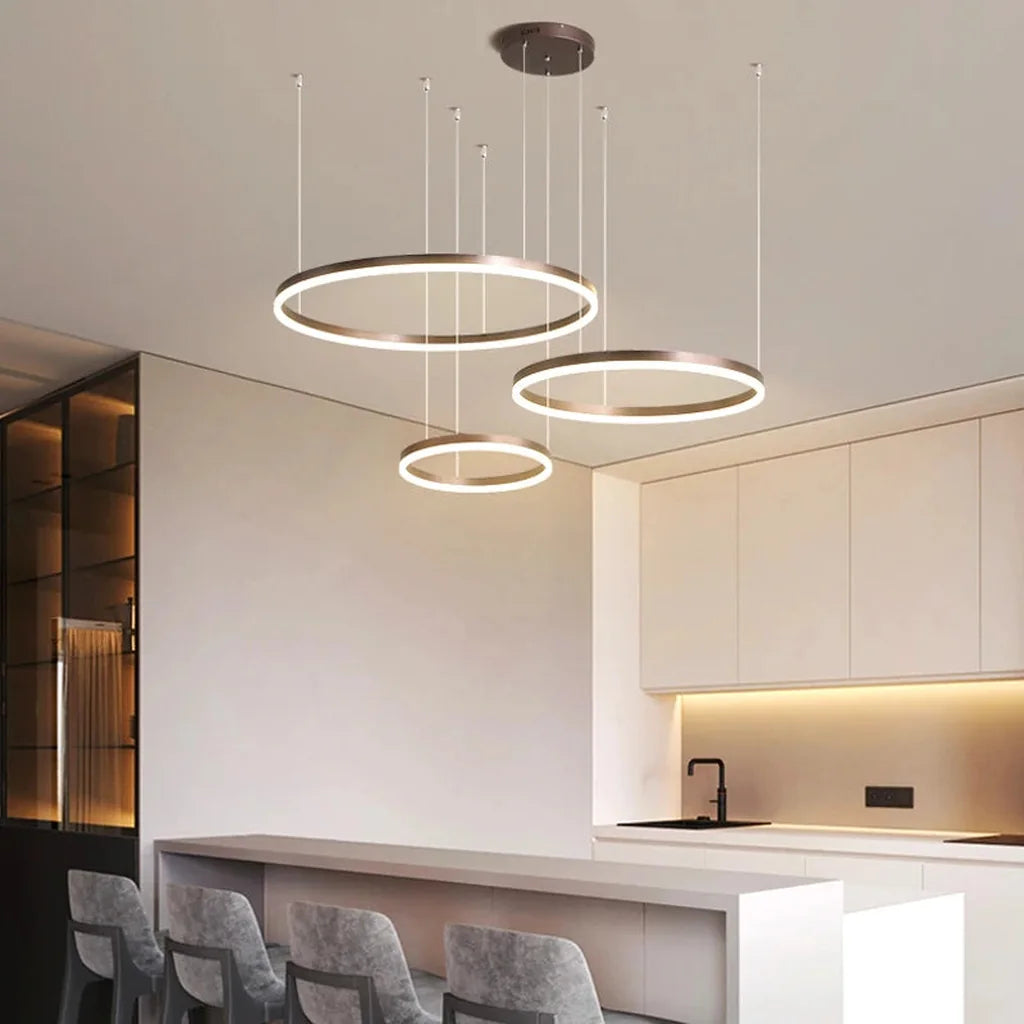 Lustre à anneaux au-dessus d'un îlot de cuisine