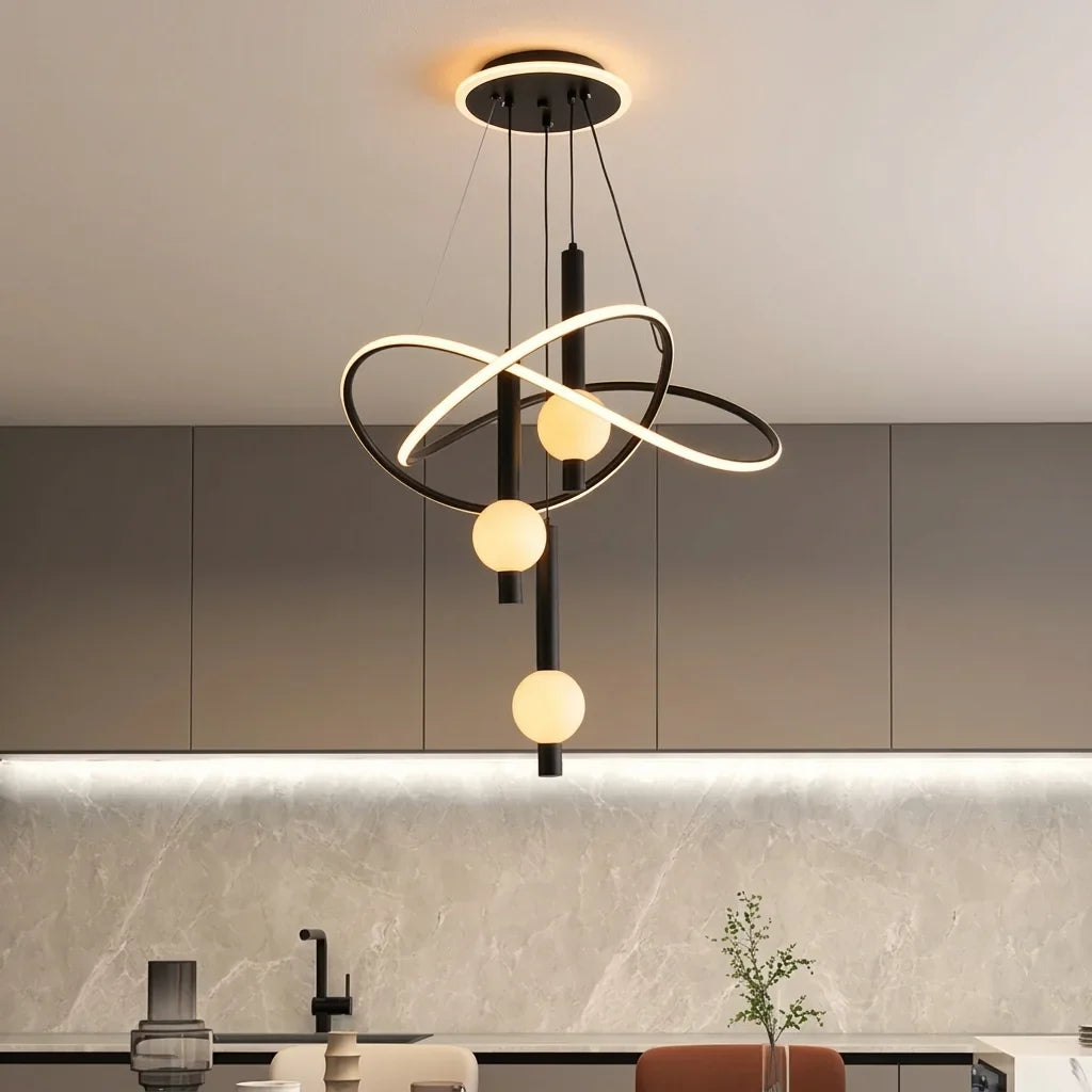 Lustre à anneaux noir dans une cuisine moderne à crédence en marbre