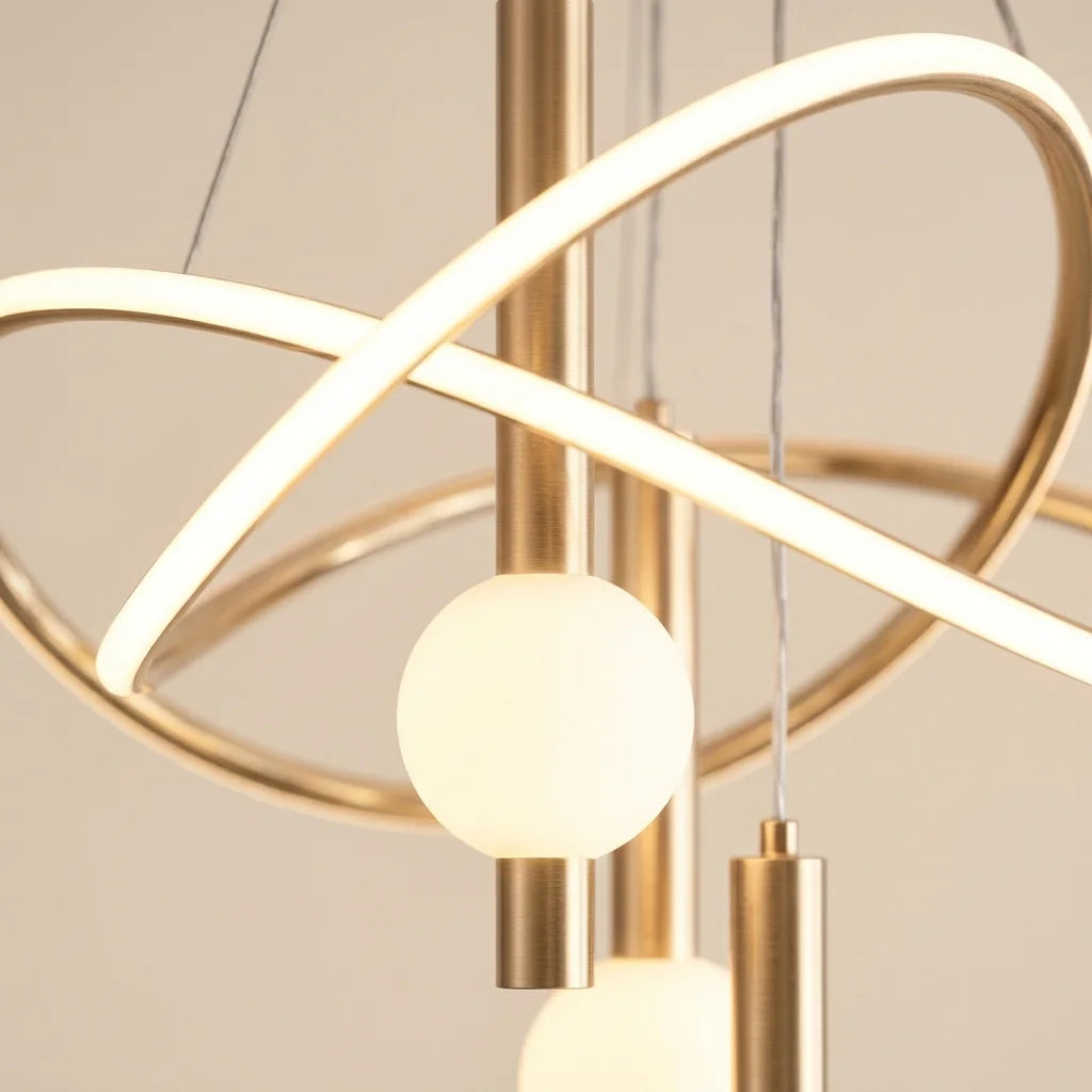 Gros plan d’un globe opalin et de l’anneau LED doré