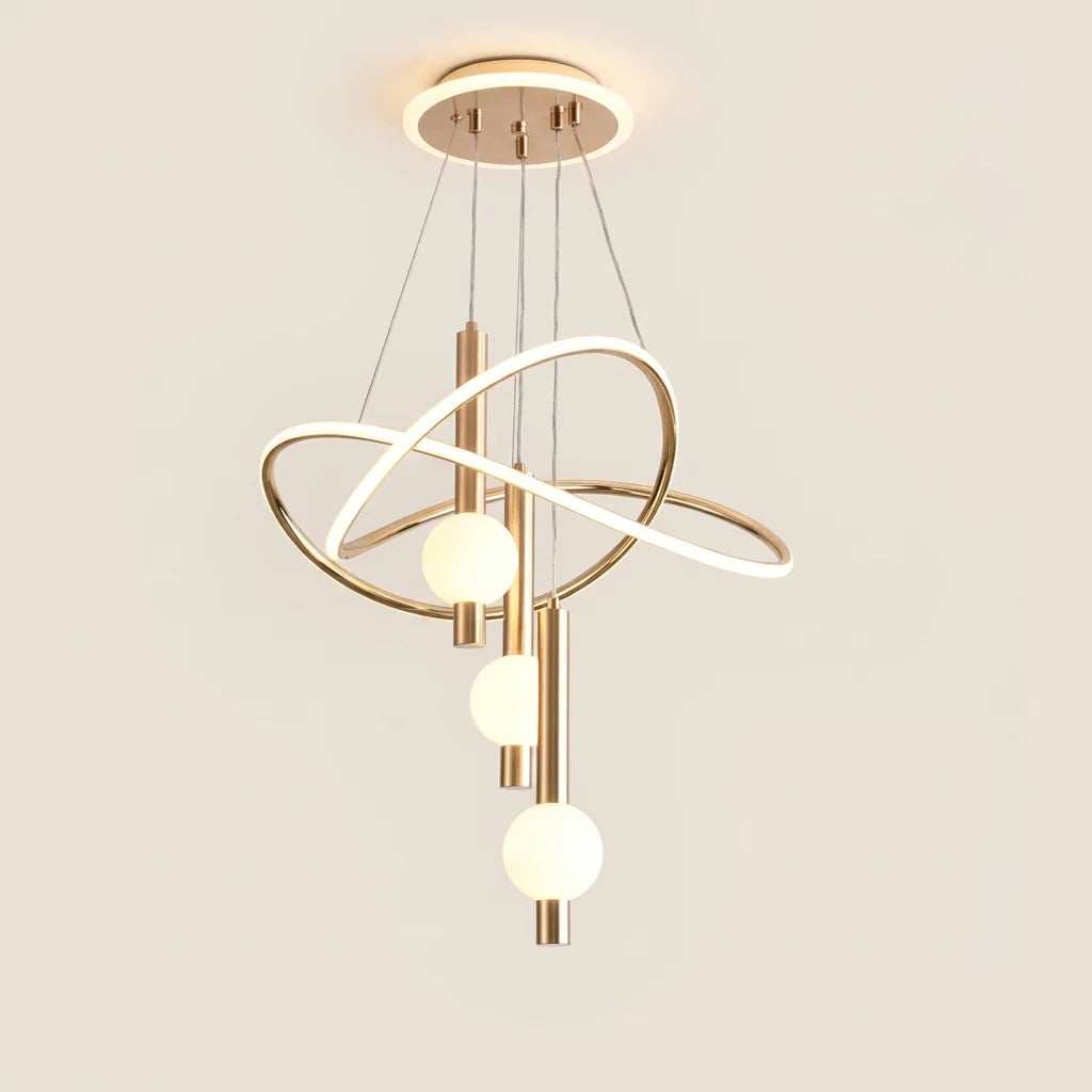 Lustre LED doré à anneaux entrelacés et globes opalins, allumé