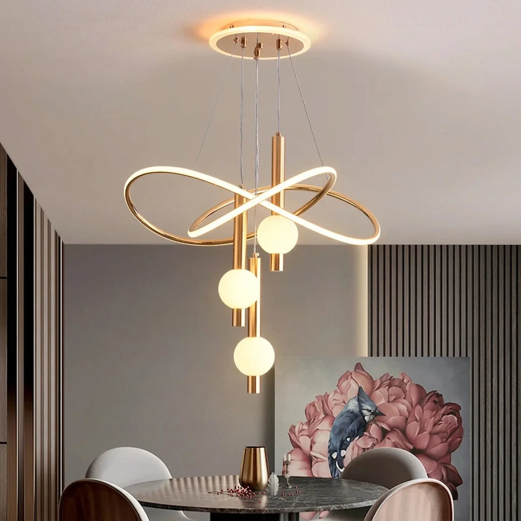 Lustre à anneaux doré au-dessus d’une table ronde