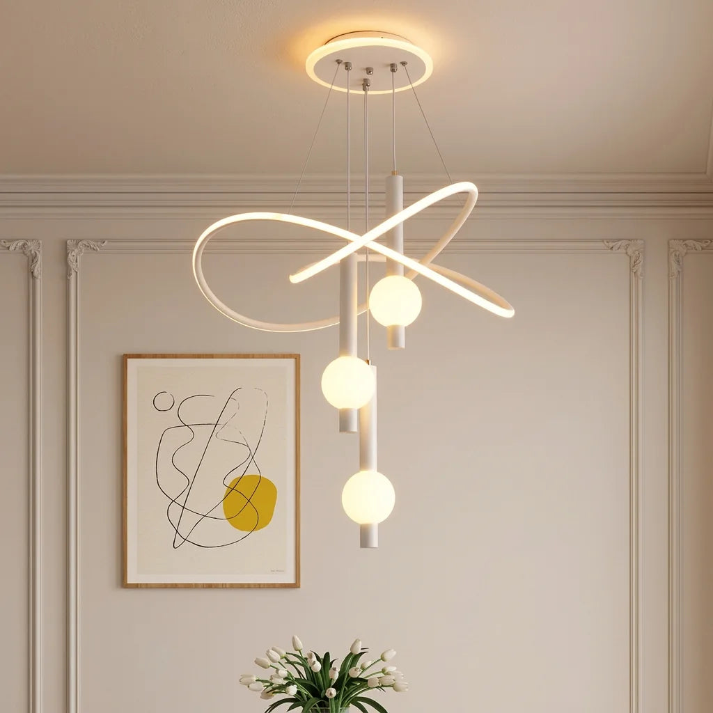Lustre à anneaux blanc avec globes dans un salon clair