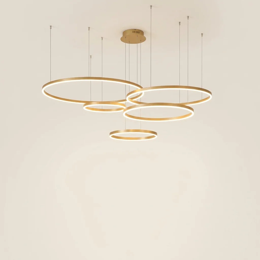 Lustre LED à anneaux doré, cinq cercles suspendus, allumé