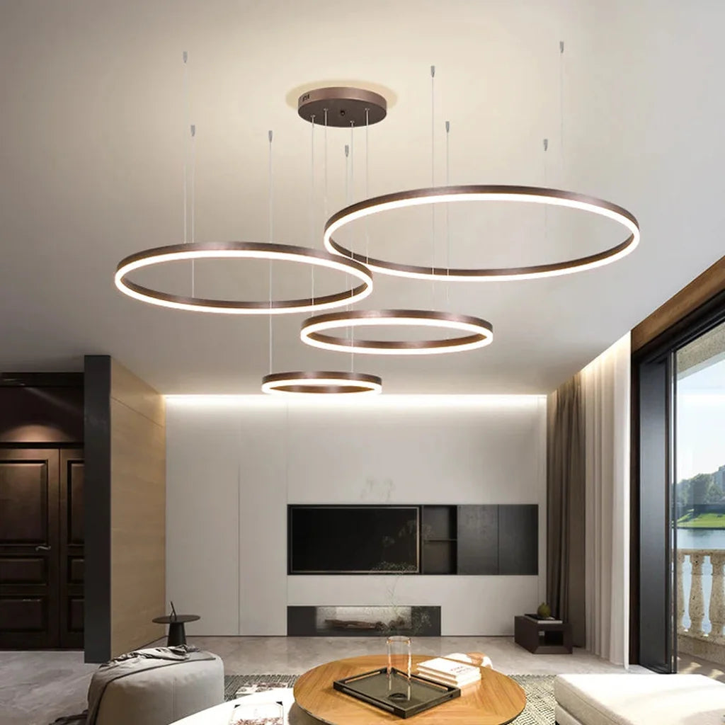 Lustre à anneaux marron dans un salon contemporain