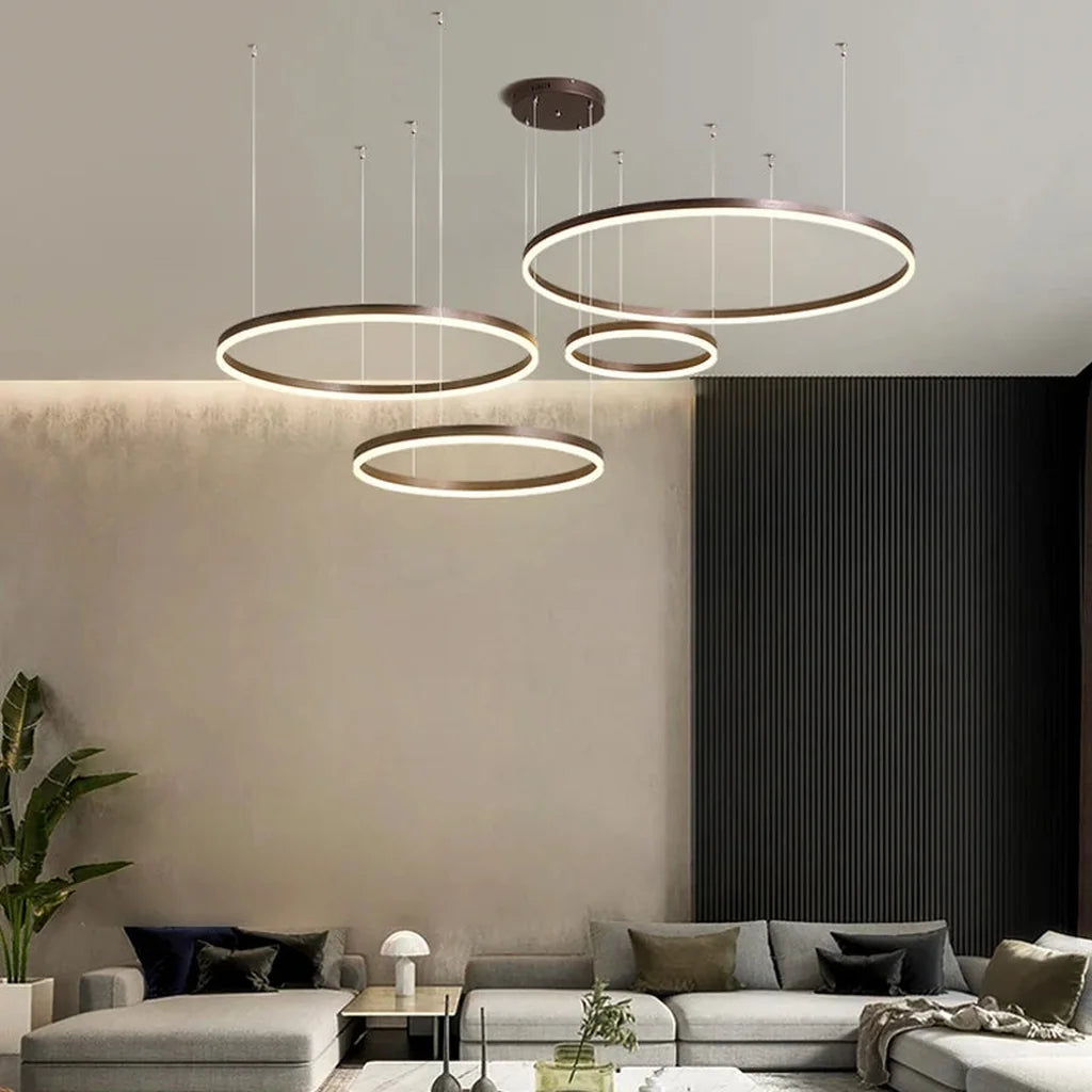 Lustre à anneaux marron dans un salon minimaliste