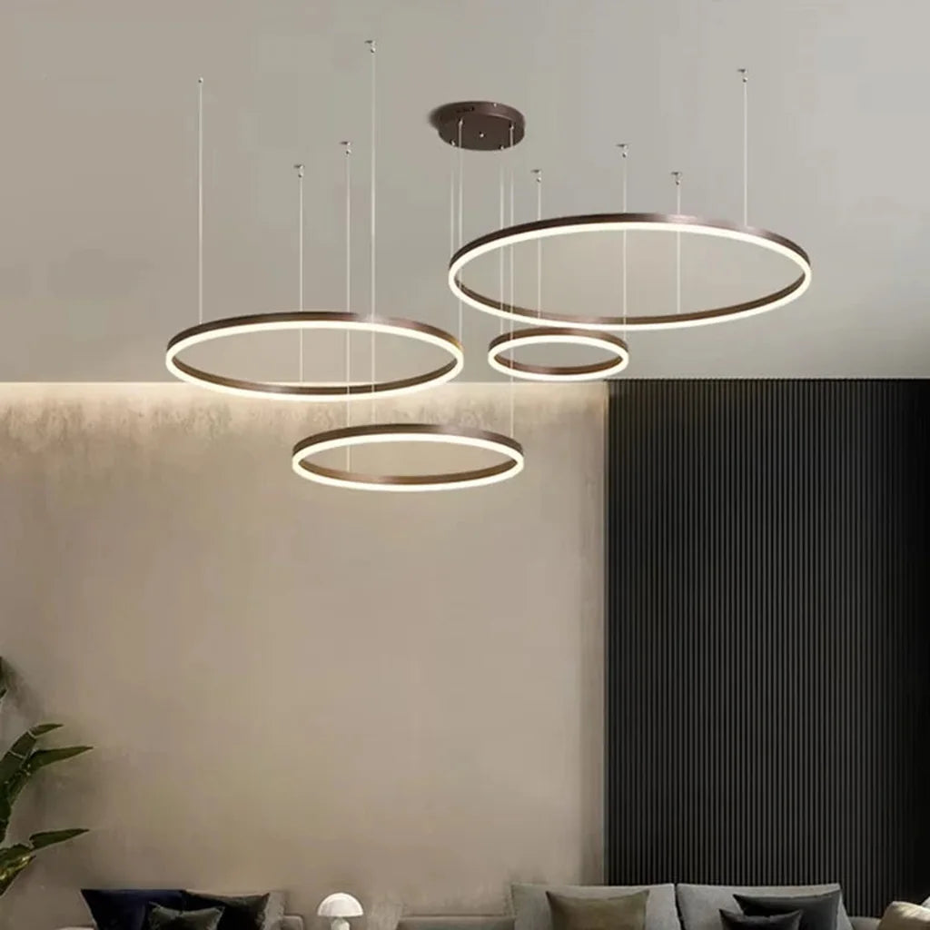 Lustre à anneaux café dans un salon moderne