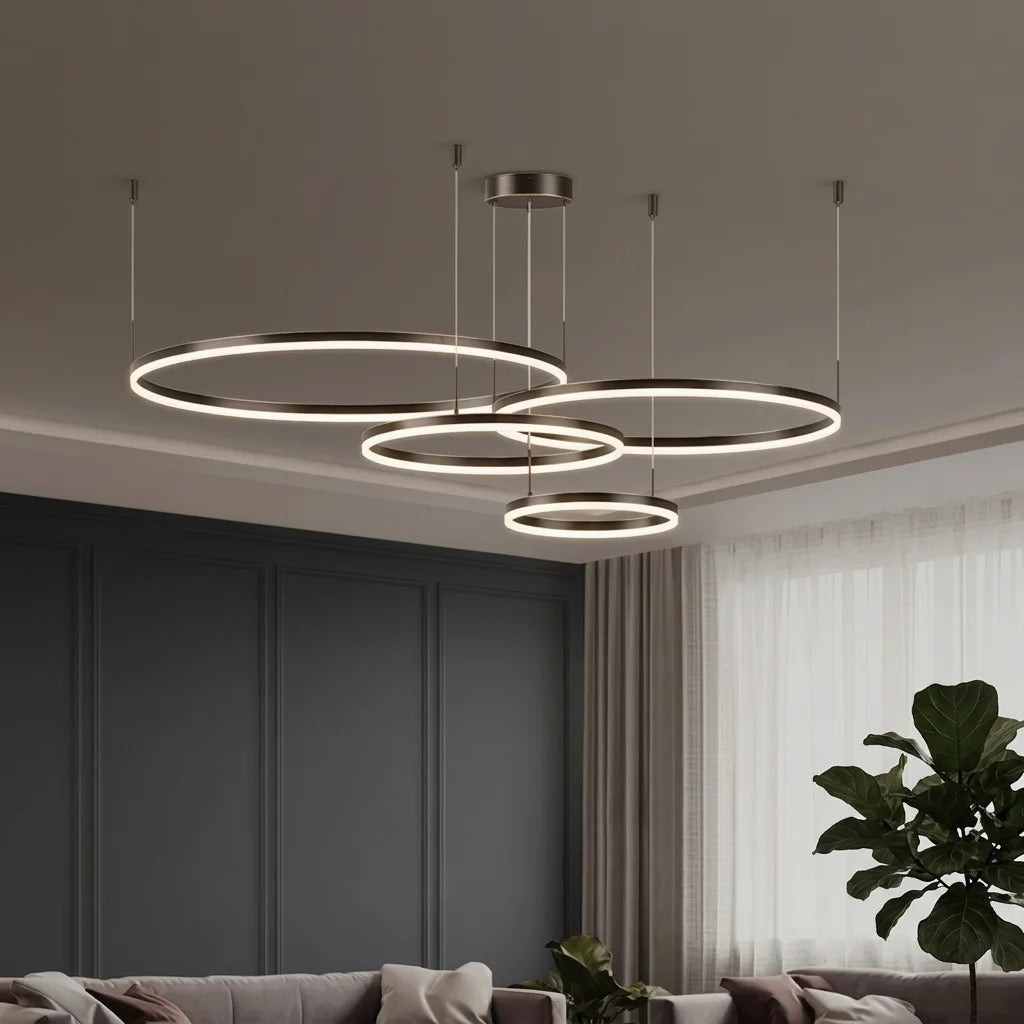 Lustre à quatre anneaux dans un salon élégant