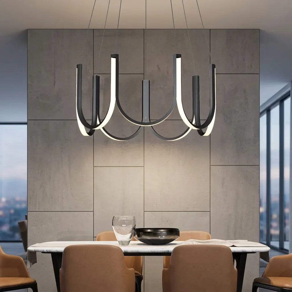 Lustre à bras en U noir au-dessus d’une table en marbre