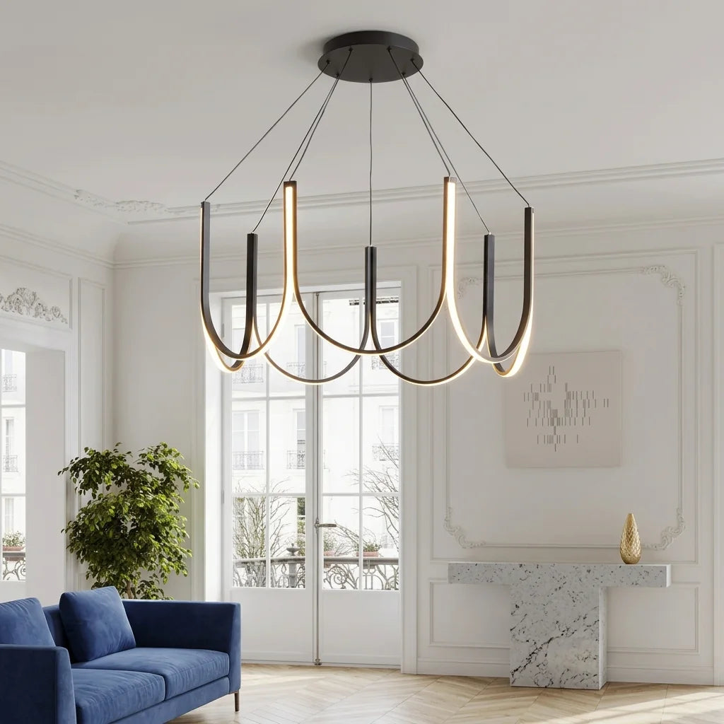 Lustre à bras en U noir dans un salon classique lumineux