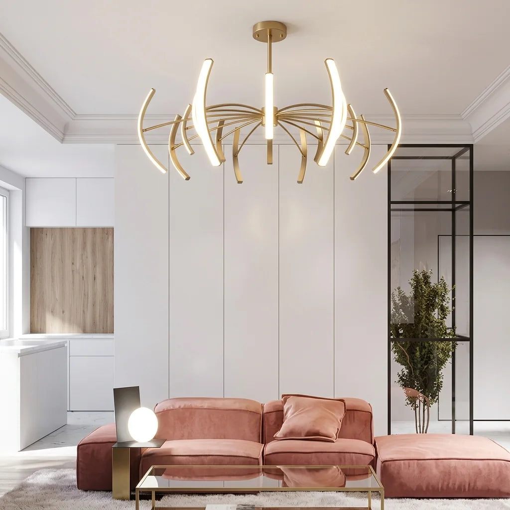 Lustre doré à bras dans un salon lumineux