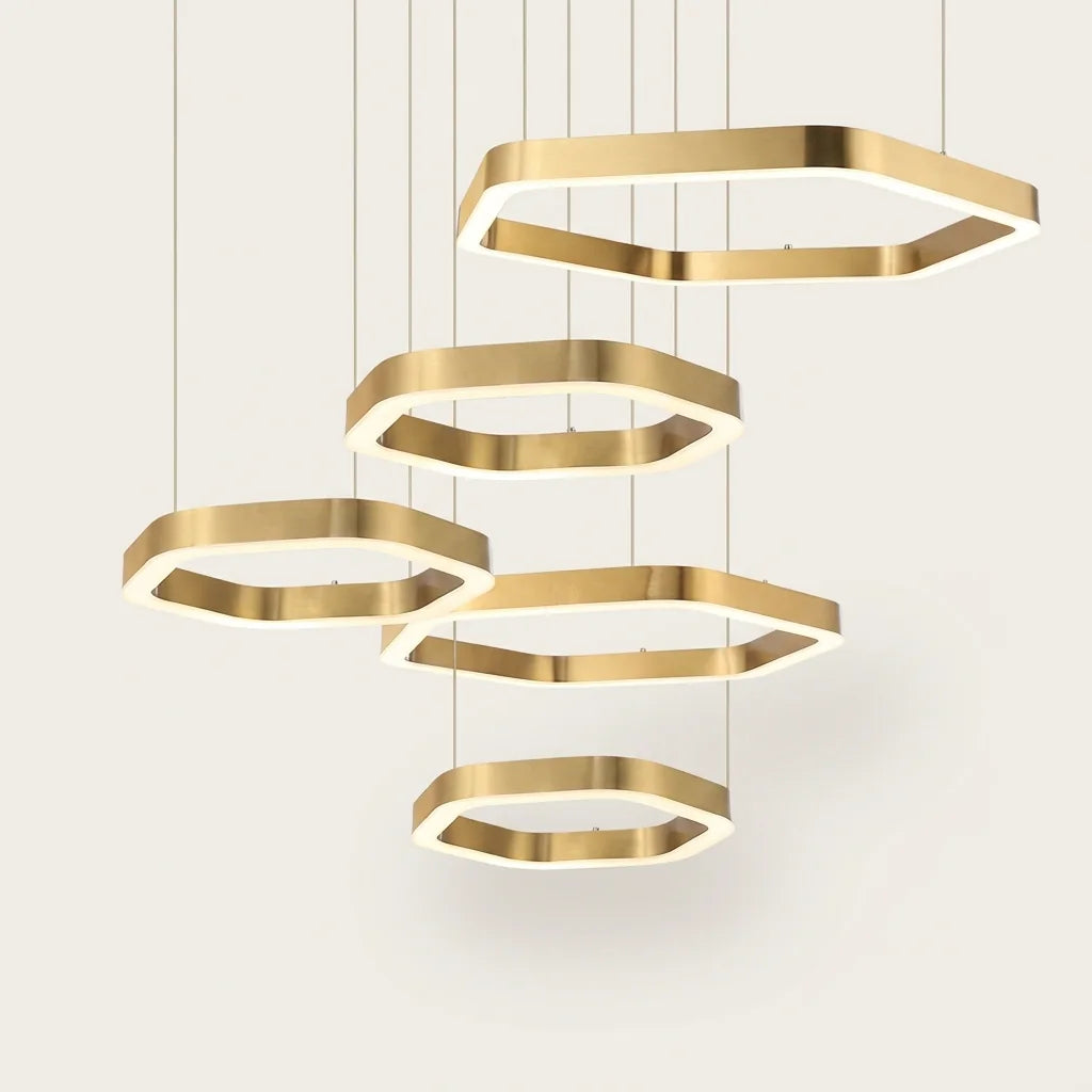 Lustre LED hexagonal doré, modèle B, cinq anneaux à différentes hauteurs