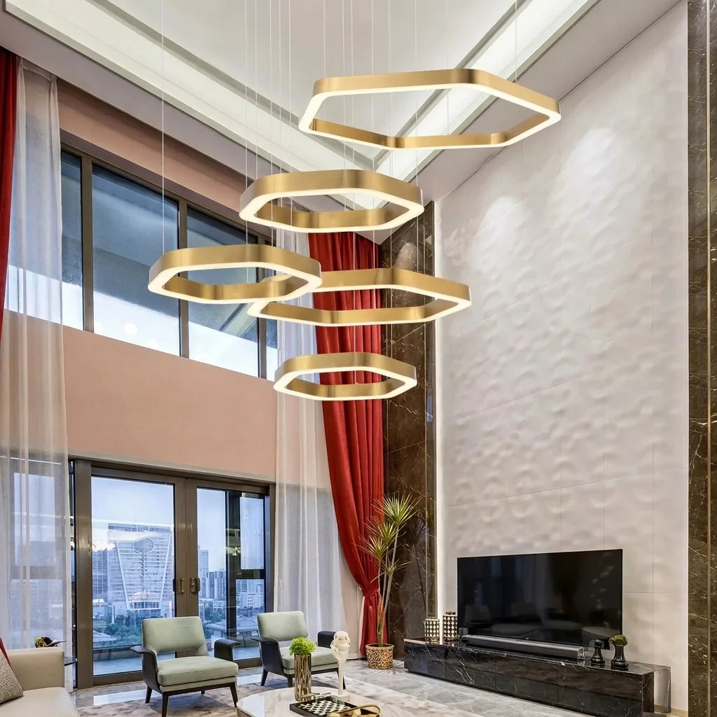 Lustre hexagonal à cinq anneaux dans un salon double hauteur