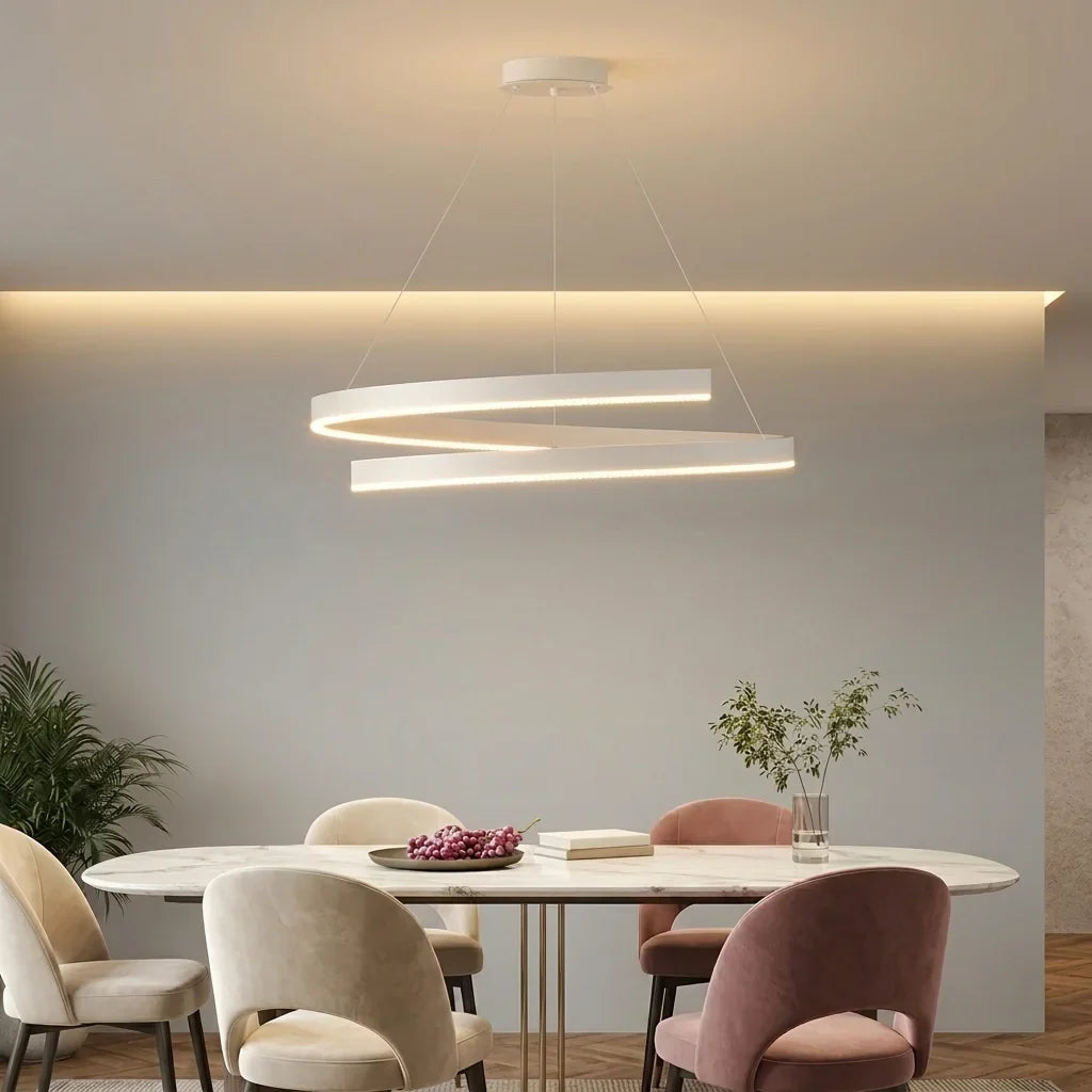 Lustre spirale blanc au-dessus d’une table en marbre