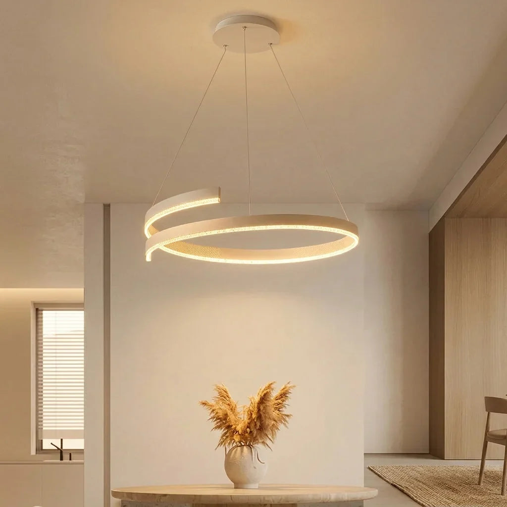 Lustre spirale blanc au-dessus d’une table ronde