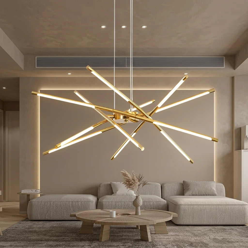 Lustre doré à tiges lumineuses dans un salon aux tons chauds
