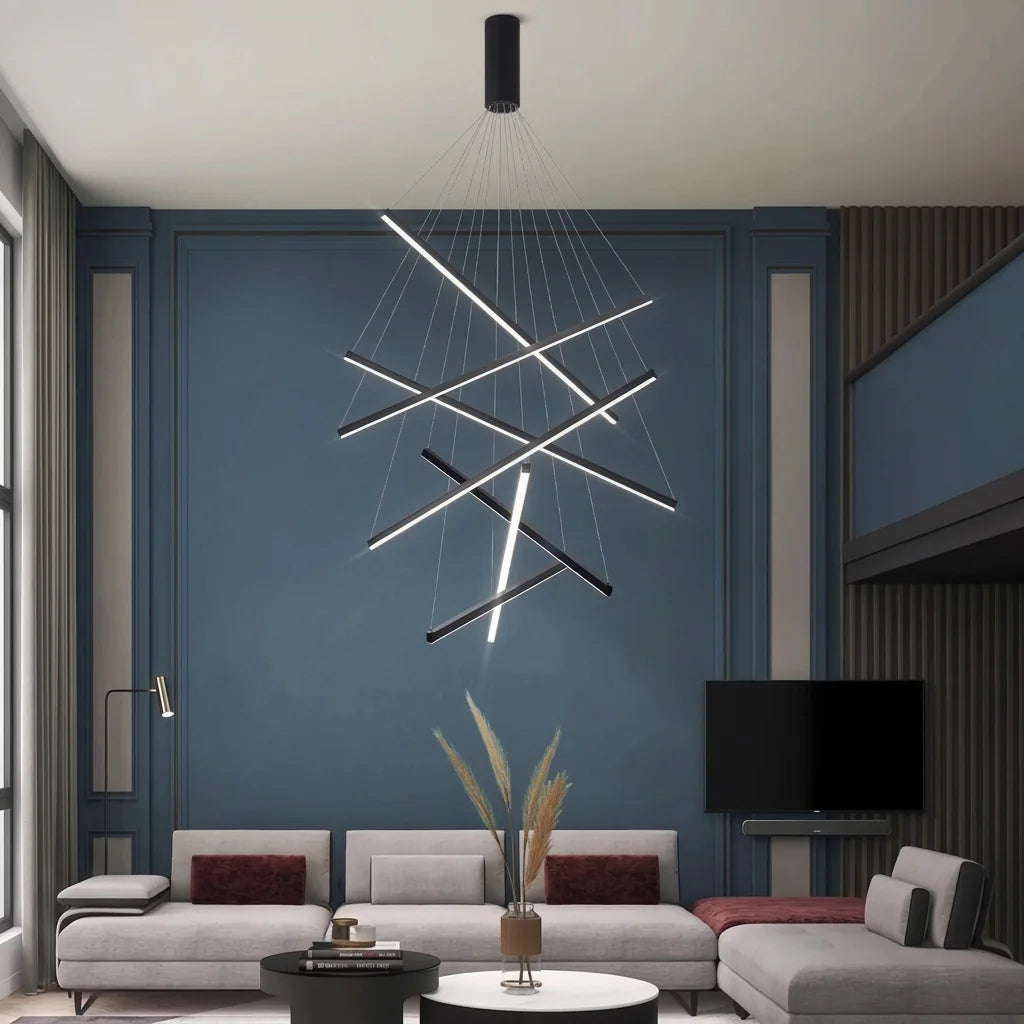 Lustre à tiges LED dans un salon au mur bleu