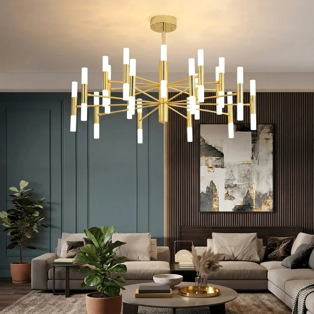 Lustre doré à tubes dans un salon aux murs bleu pétrole