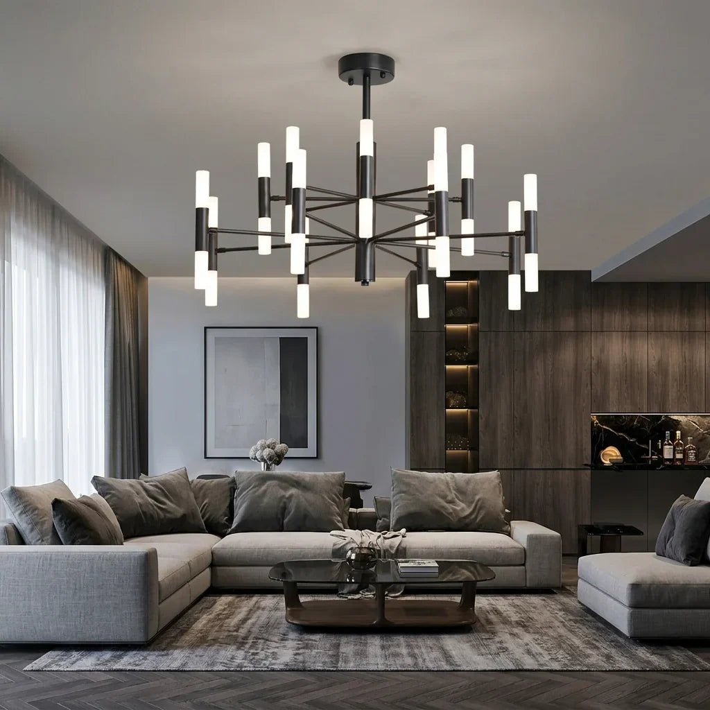 Lustre noir à tubes dans un salon sombre et élégant