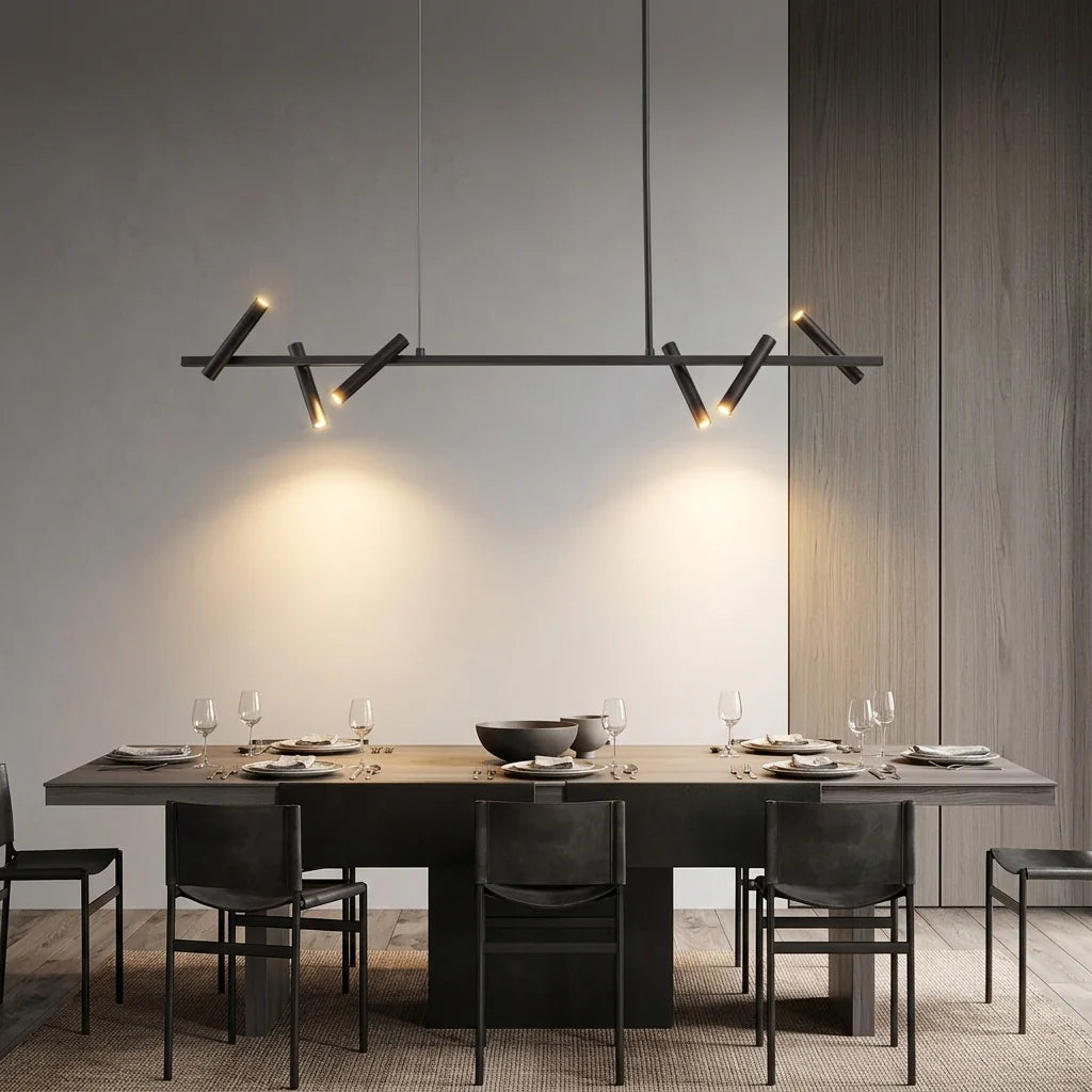 Lustre linéaire à spots au-dessus d’une longue table