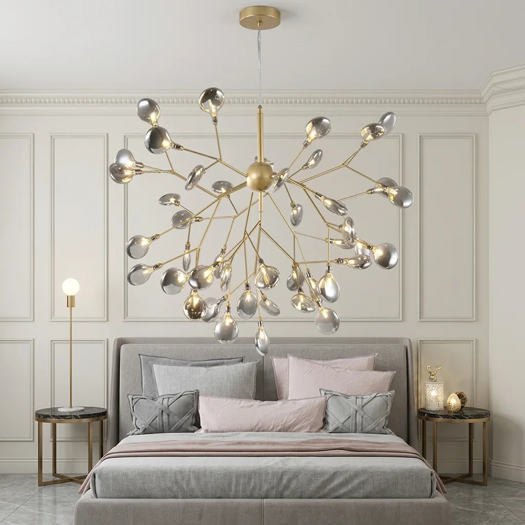 Lustre à branches et globes fumés dans une chambre élégante