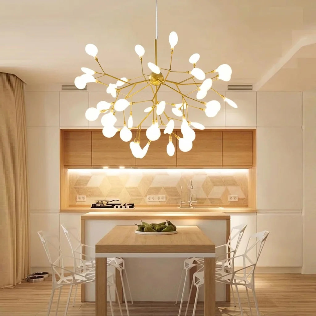 Lustre lucioles dans une cuisine-salle à manger lumineuse