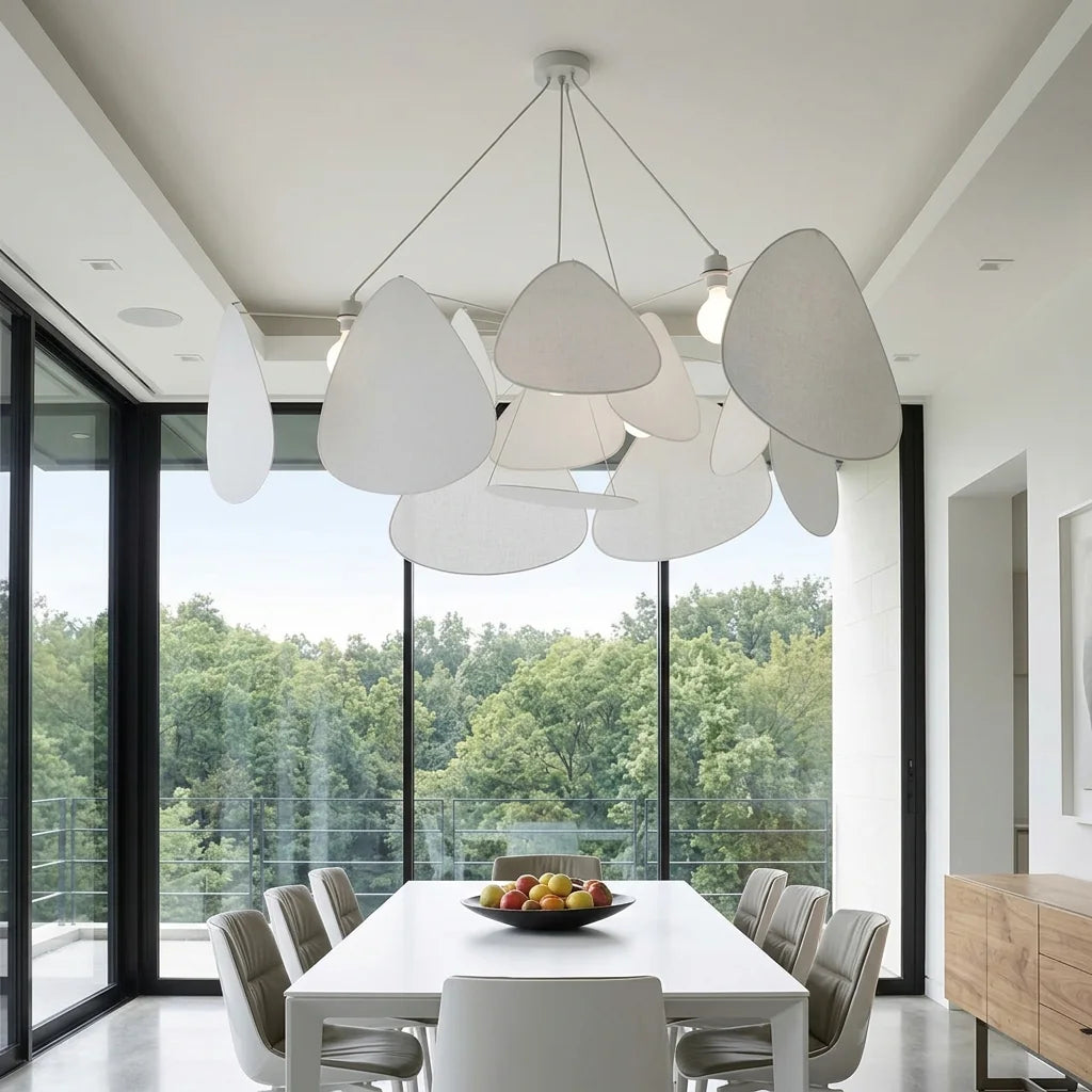 Lustre à feuilles en tissu blanc dans une salle à manger à baie vitrée