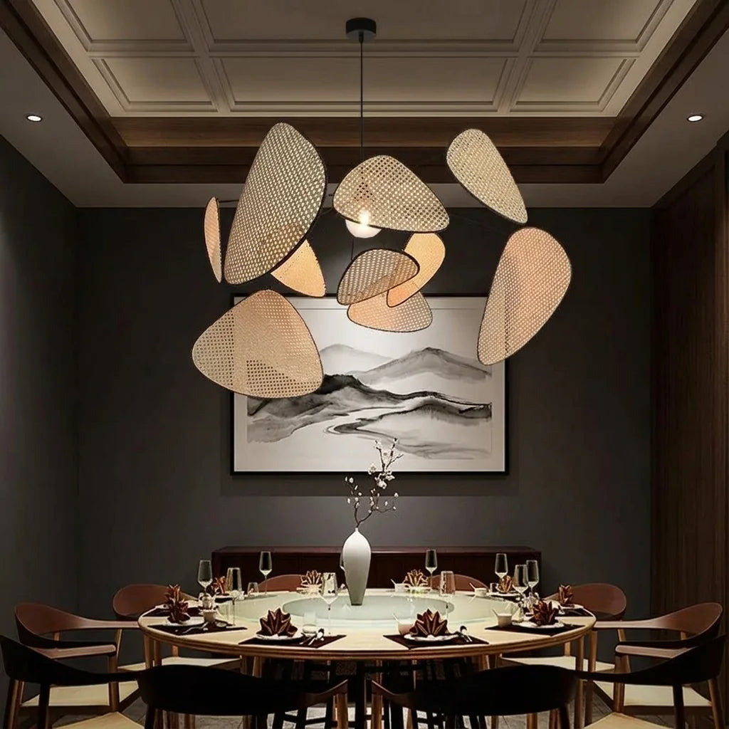 Lustre à feuilles en rotin au-dessus d’une table ronde