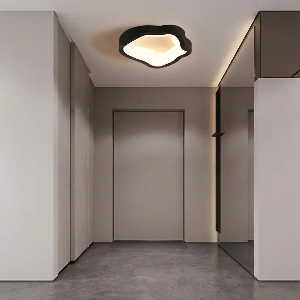Petit plafonnier nuage noir dans une entrée épurée