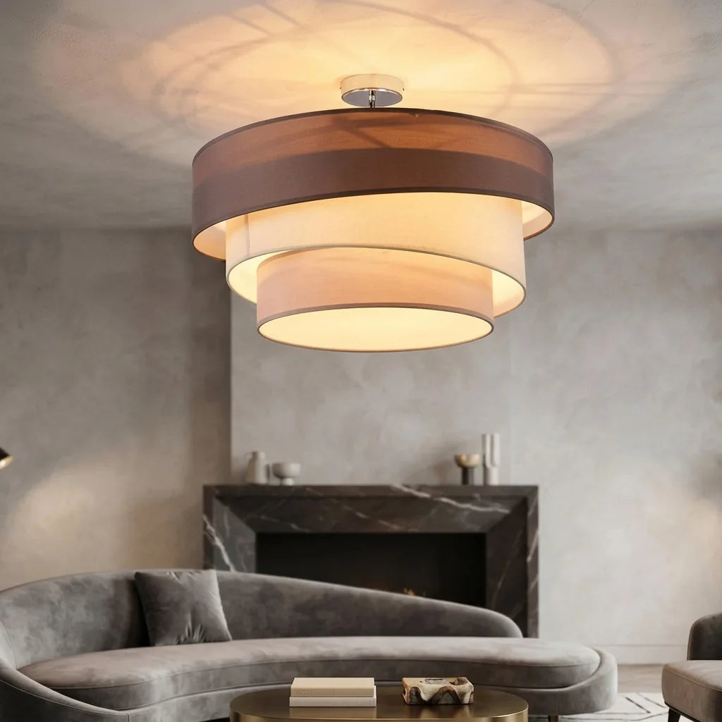 Plafonnier en tissu marron dans un salon à cheminée en marbre