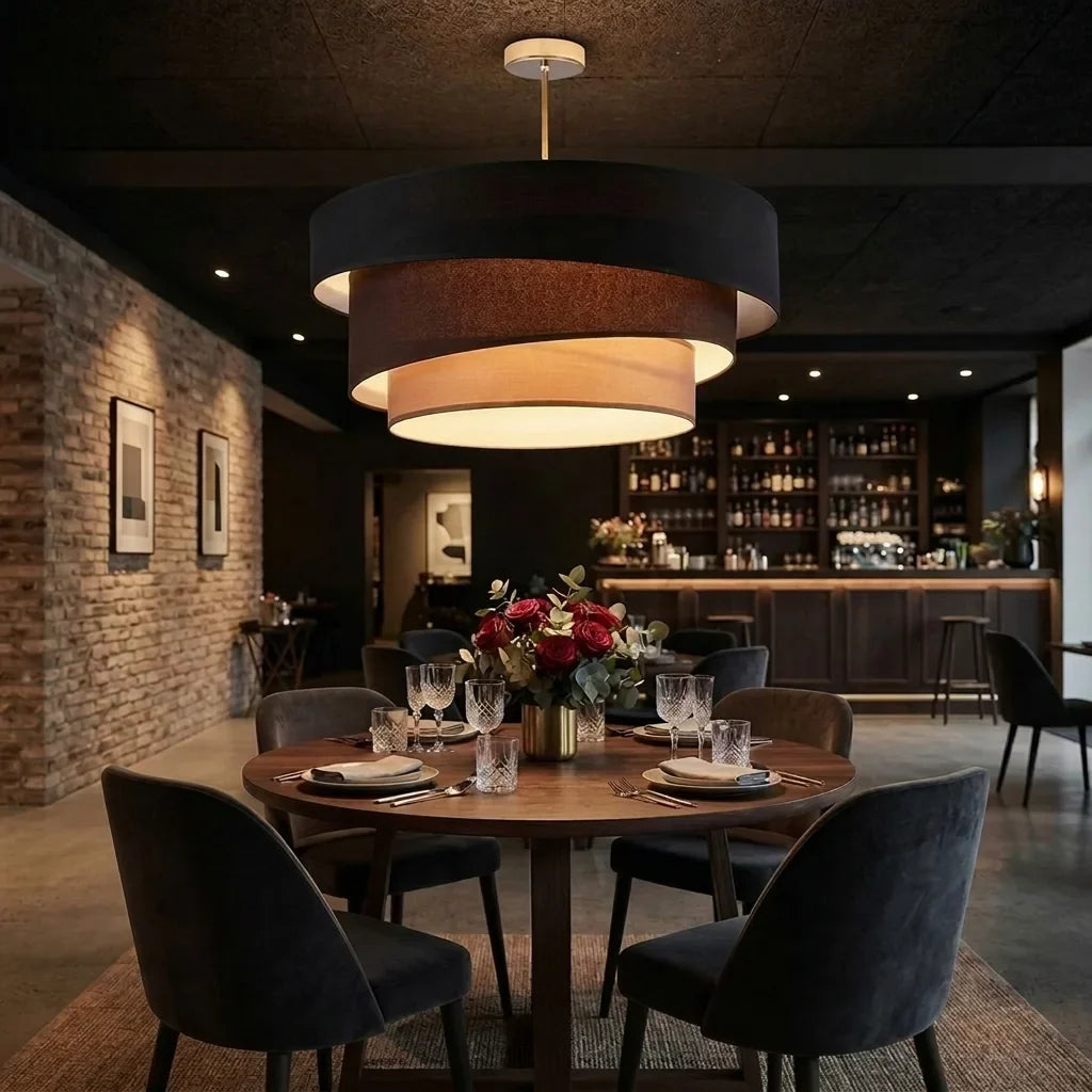 Plafonnier en tissu noir au-dessus d’une table ronde