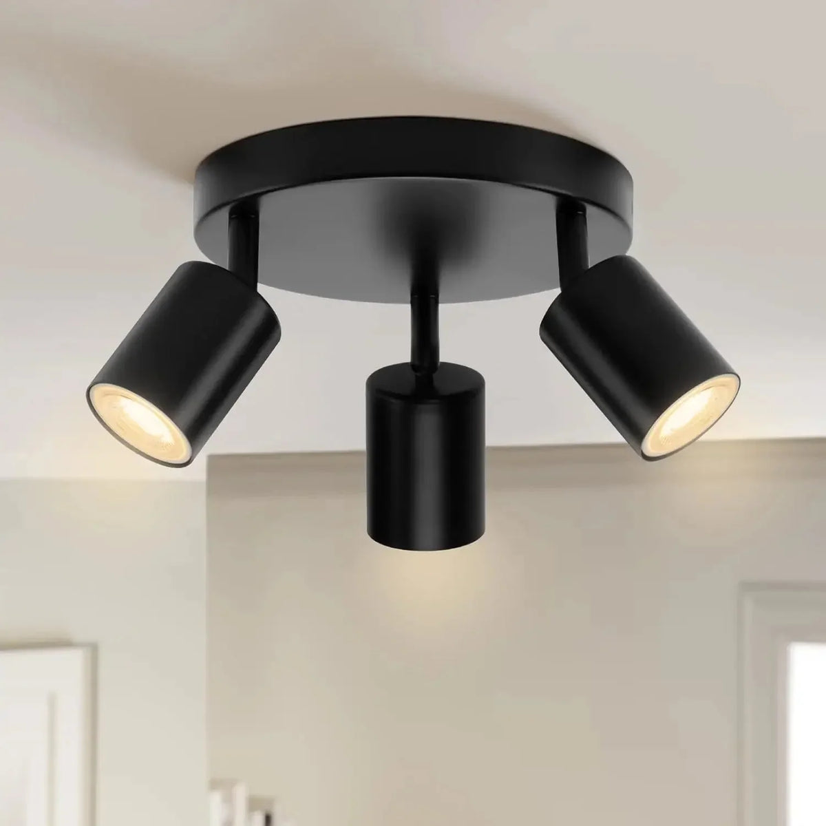 Plafonnier 3 spots noir allumé en lumière chaude