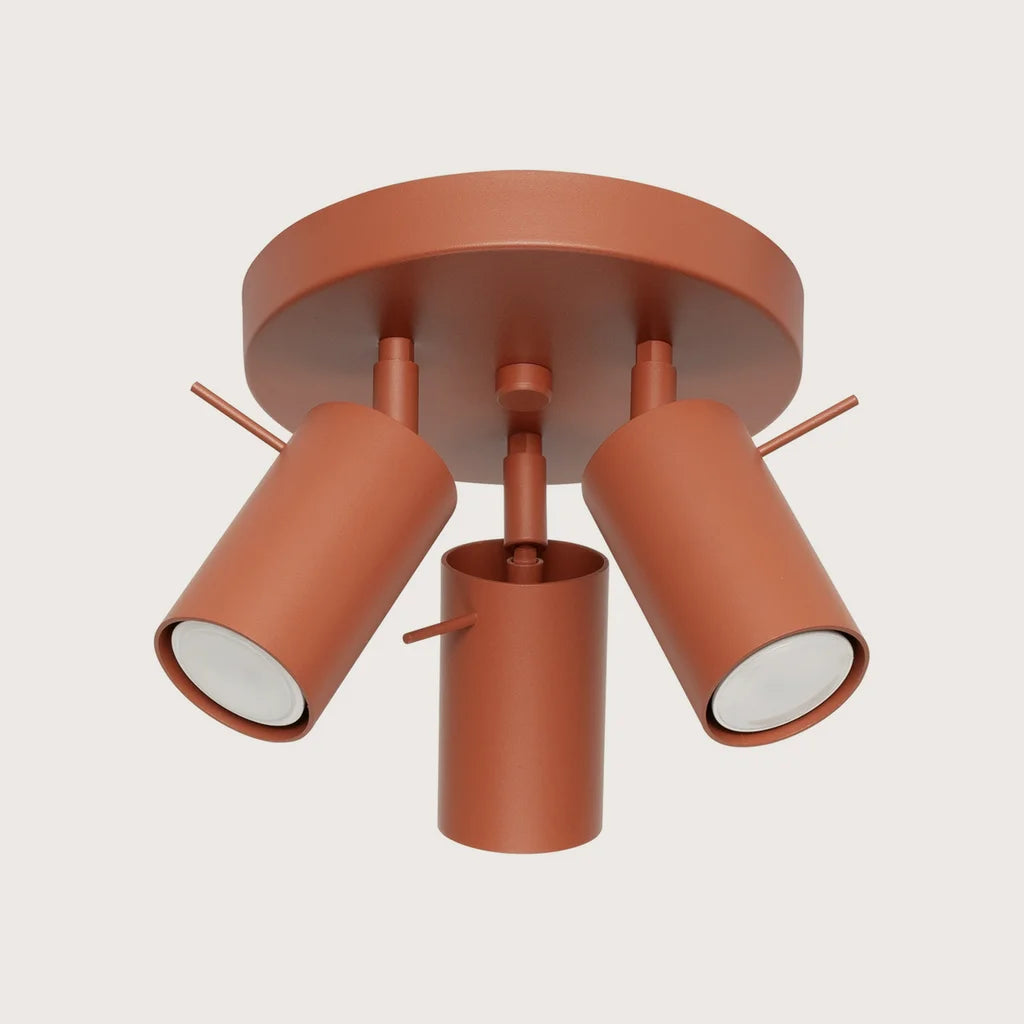 Plafonnier 3 spots orientables sur platine ronde, coloris ocre rouge