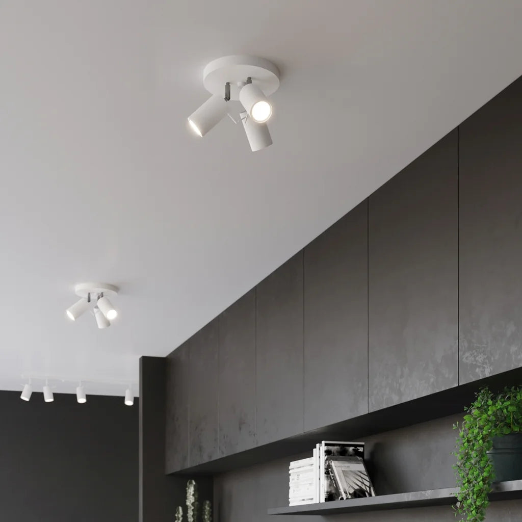 Plafonnier 3 spots orientables sur platine ronde dans un salon